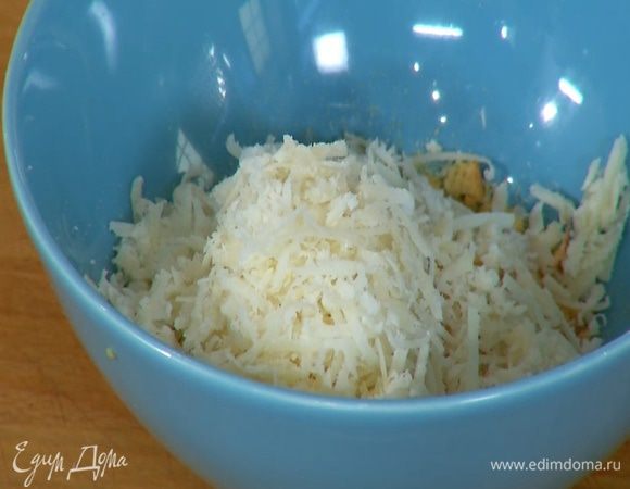 Сыр натереть на мелкой терке и перемешать с измельченными сухарями.
