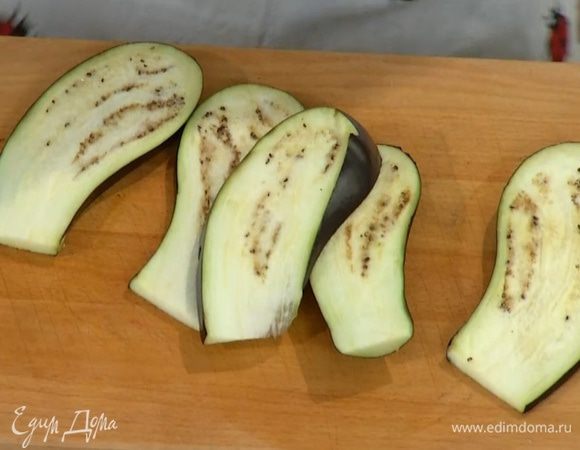 Пластинки баклажана промыть под холодной водой, затем просушить бумажным полотенцем.