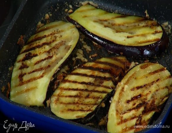Сверху выложить сухарно-сырную смесь и обжаривать баклажаны до появления румяных полосок, затем перевернуть сухарями вниз.