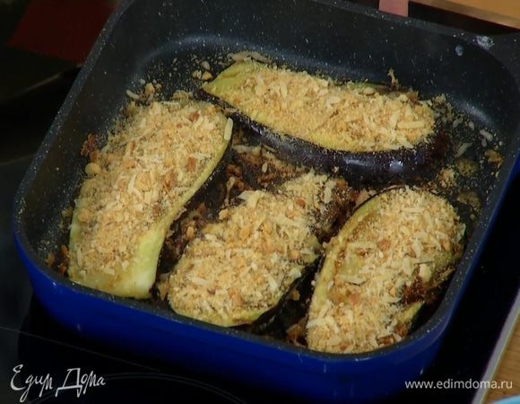 Обжаренную сторону баклажанов так же смазать оливковым маслом, посыпать сухарно-сырной смесью и выключить огонь — баклажаны дойдут до готовности на горячей сковороде.