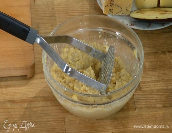 Влить немного молока, в котором нут прогревался, и размять все в пюре.