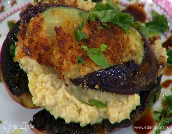 На обжаренную сторону грибов выложить гороховое пюре, полоски баклажана, посыпать измельченными руками листьями базилика, сбрызнуть оливковым маслом Extra Virgin и бальзамическим уксусом.