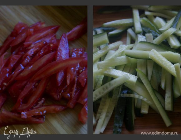 Огурцы и помидор нарезать тонкой соломкой.