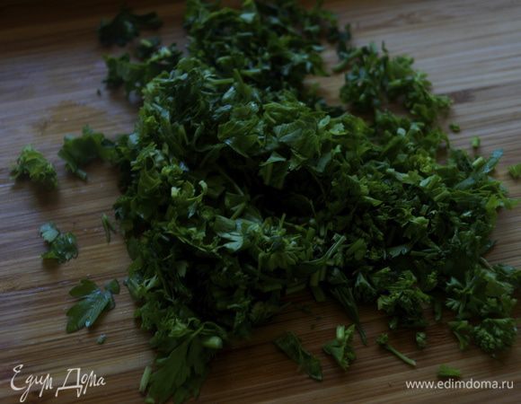 Порезать соломкой очищенную сырую морковь. Зелень измельчить.