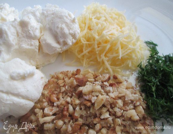 Подготовим все ингредиенты: измельчим, орехи, зелень, натрем сыр на мелкой терке. Отварим в пароварке морковь и цветную капусту. На это ушло 15 минут.