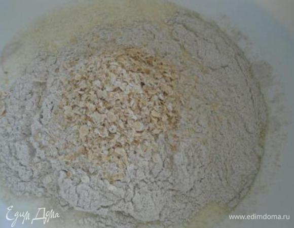 Добавляем ржаную муку, овсяные хлопья. 