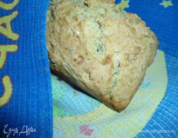 Готовый хлеб заворачиваем в полотенце и остужаем.