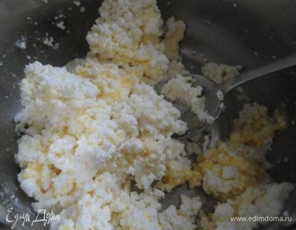 Готовим плавленный сыр: в кастрюльке смешиваем творог, яйцо, соду, масло и щепотку соли. Плавим все это на среднем огне (у меня ушло минут 10).