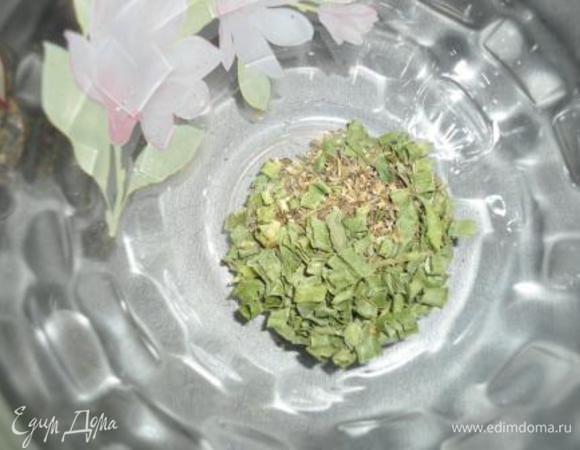 В мисочке смешиваем сушёную зелень по вашему вкусу. У меня укроп, лук и прованские травки, немного перца молотого.