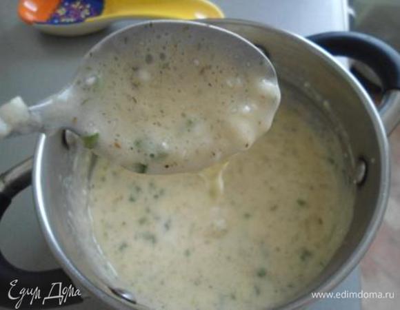 Добавляем травки к сыру и перемешиваем. Тут я плиту выключила и подержала еще 3 минутки. Плавленный сыр почти готов. Теперь его нужно взбить миксером или блендером (смело пропускайте этот пункт, если вас не смущает неоднородность), переложить в формочку или контейнер и охладить в холодильнике около 2 часов.