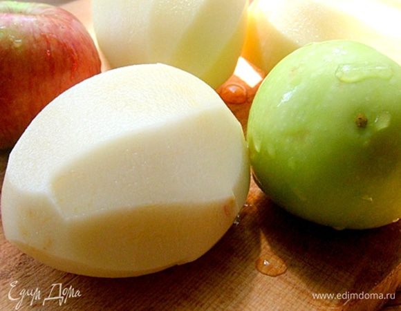 Берем крупный картофель и яблоки. Моем, очищаем