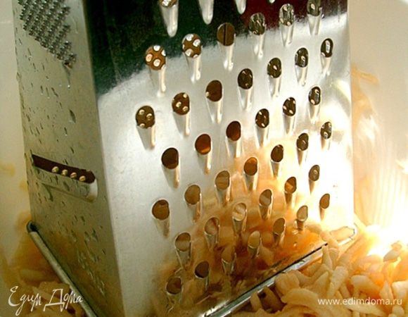 Натираем картофель и яблоки на крупной терке.