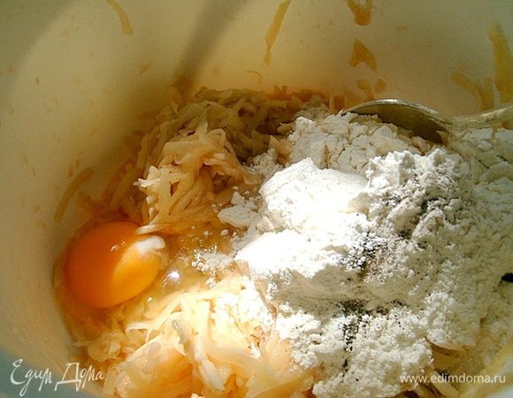 Кладем в овощи яйцо, соль и перец по вкусу, добавляем муку. 