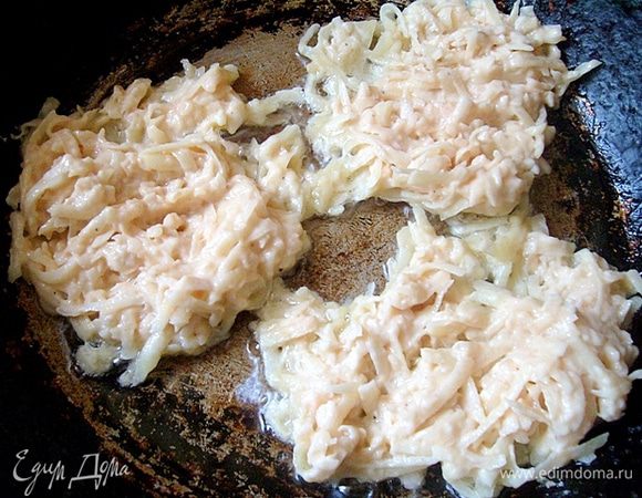 Тщательно перемешиваем тесто. Жарим драники в раскаленном масле.