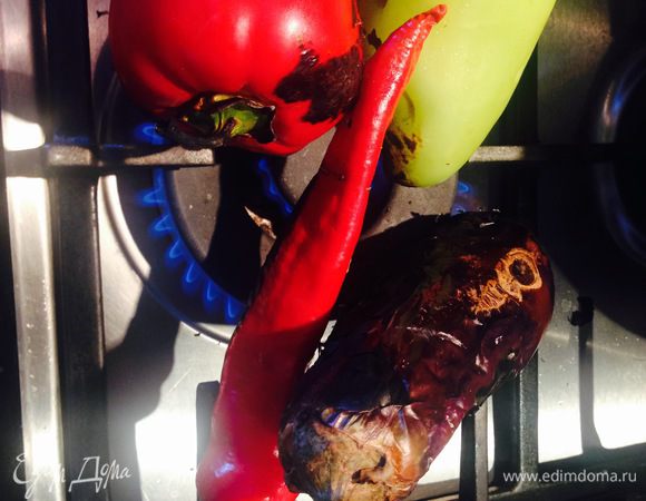 Включаем газовую конфорку на сильный огонь и выкладываем овощи поперек металлических полос над конфоркой.