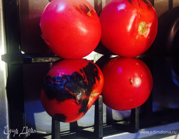 Остальные овощи можно поставить либо на соседнюю конфорку, либо дождаться пока предыдущие обуглятся снаружи по всей площади и поставить на их место. Овощи нужно время от времени переворачивать для равномерного пропекания. 