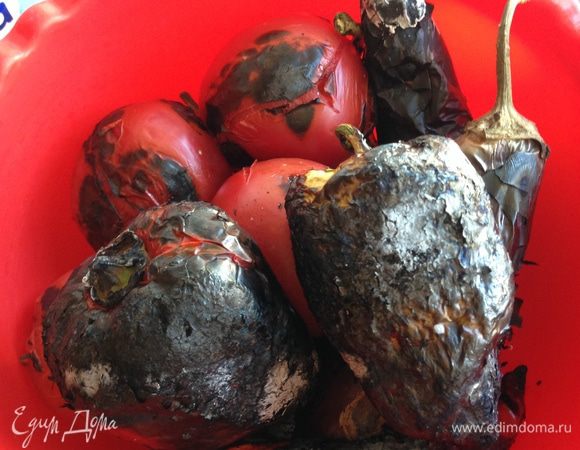 Готовые овощи перекладываем в миску и очищаем от шкурки. Можно рядом поставить еще одну миску с водой и промывать овощи от прилипающих остатков.