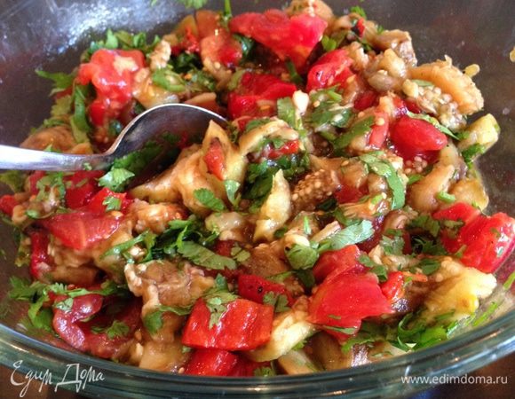 Заправить зеленью и солью. Тут можете сами добавлять то, что вам будет по-вкусу: чеснок, свежий лук, и т.д. Я этого не делаю.