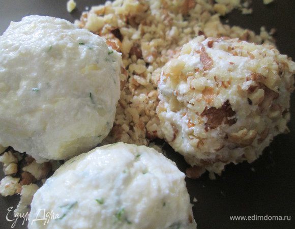 Смешиваем по 1\2 части каждого ингредиента: творога, сыр, зелени и лепим мокрыми руками шарики, можно добавить чуточку измельченного чеснока. Обваливаем их в ореховой крошке.