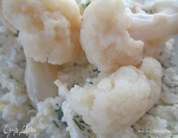 Остальную часть ингредиентов распределите так, чтобы можно было добавить вместе или в отдельности морковь и цветную капусту, приготовленные заранее в пароварке или мультиварке на программе "Пар".