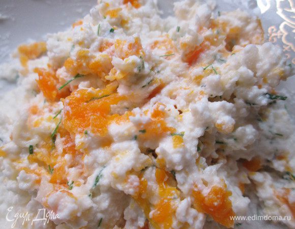 Я смешала вторую часть творожной массы с капустой и морковью вместе. Тщательно размешала (овощи можно сначала взбить блендером).