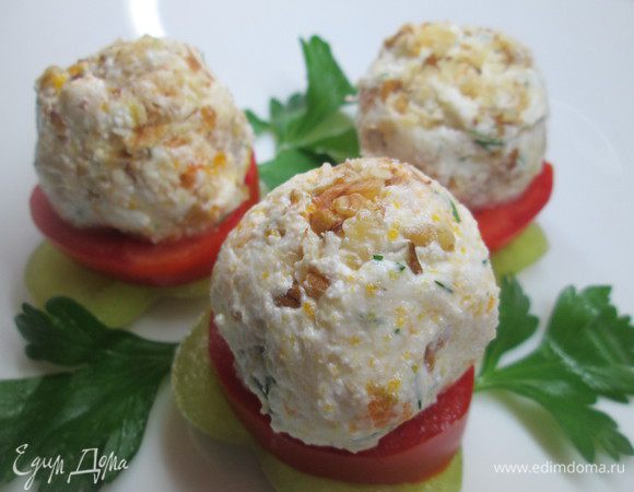 Также мокрыми руками лепим шарики-колобки и обваливаем в ореховой крошке.