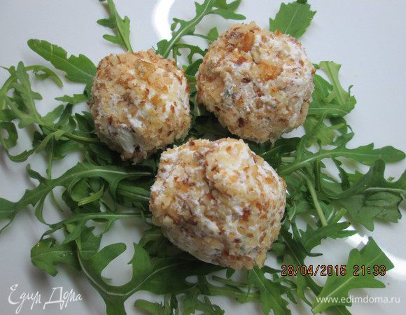 Взрослым наполняем шарики чесноком и подаем с руколой или листиками салата - закуска на все времена!