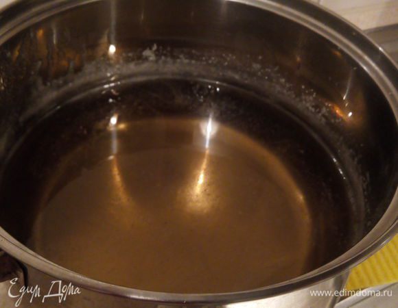 Из сахара и воды приготовить сироп. Пену лучше снимать.