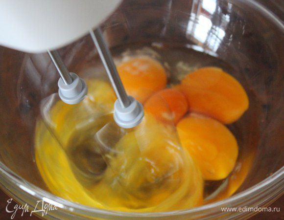 Первым делом взбиваем яйца, добавив щепотку соли, перца. Это можно сделать миксером (лучше) или же вилкой. Главное получить однородную консистенцию.