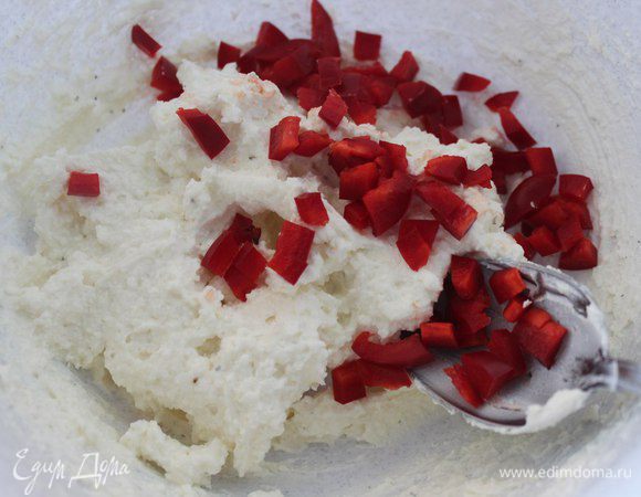 Вот и дошли до начинки. Здесь вы добавляете, что душа пожелает. В моем случае я к творогу добавила чеснок, йогурт (или сметану, главное получить густую кремовую консистенцию, то есть может и не понадобиться 2 ст.л.), по вкусу соль и черный молотый перец. Все хорошо перемешала. В конце добавила порезанный на маленькие кубики сладкий перец. В начинку прекрасно подойдет: зелень, красная малосольная рыбка, ветчина, плавленный сырок и т.д. При таком количества чеснока вышло в меру остро. Делайте на свой вкус.