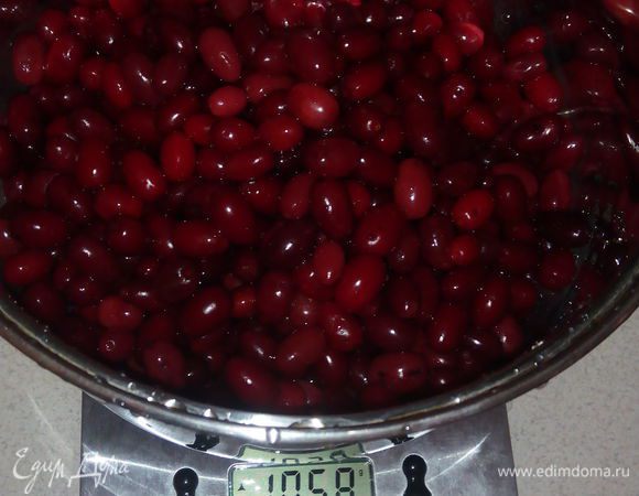 Плоды кизила вымыть и очистить.