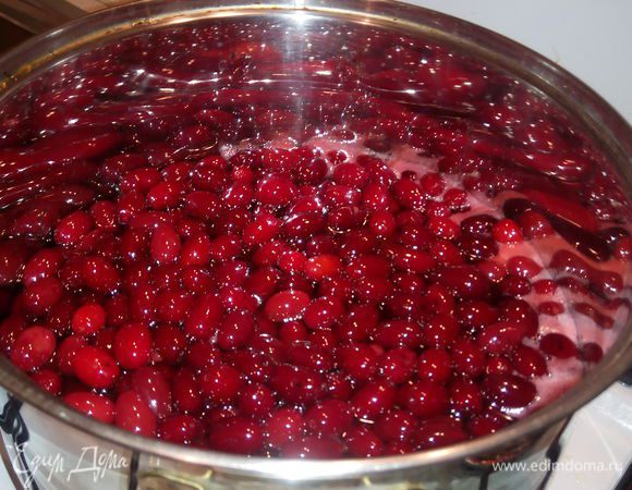 Кизил залить сиропом. Довести до кипения, уменьшить огонь и варить 15 мин. По возможности снимая пену.