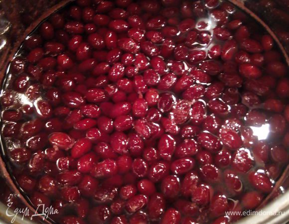 Готовое варенье горячим закрутить в заранее подготовленные стерилизованные банки. 