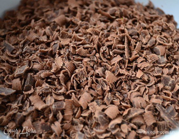 Шоколад можно натереть, растопить, разломать на маленькие кусочки...