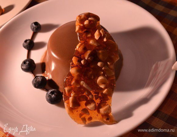 Достаем десерт из формочек (опускаем на 10 секунд в сосуд с горячей водой), выкладываем на тарелку и украшаем).