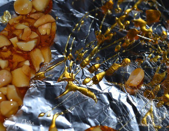 Сварила карамель, добавила орехи и оставила застывать при комнатной температуре.