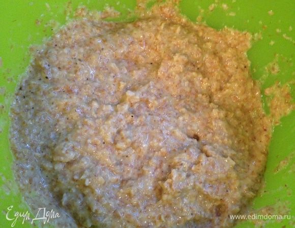 Смешиваем все продукты для булочки до однородности. По консистенции тесто выходит как очень густая каша.