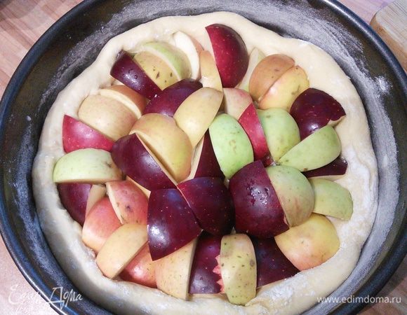 Яблоки помыть, разрезать на четвертинки и уложить плотно кожицей кверху. Яблоки лучше выбрать мелкие, в зависимости от размера их может понадобиться от 10 до 15 штук. 