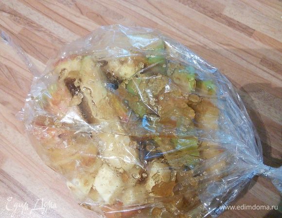 Яблоки разрезать на дольки, извлечь косточки. Смешать яблоки с сахаром и корицей, добавить масло, переложить в рукав для запекания (я стараюсь не использовать для запекания фольгу) и запечь в духовке до готовности. Чтобы не "гонять" духовку из-за яблок, можно заранее запечь яблочки, поместив их в духовку, когда вы запекаете что-то на ужин. Готовые яблоки остудить в рукаве и сохранять в холодильнике до употребления. 