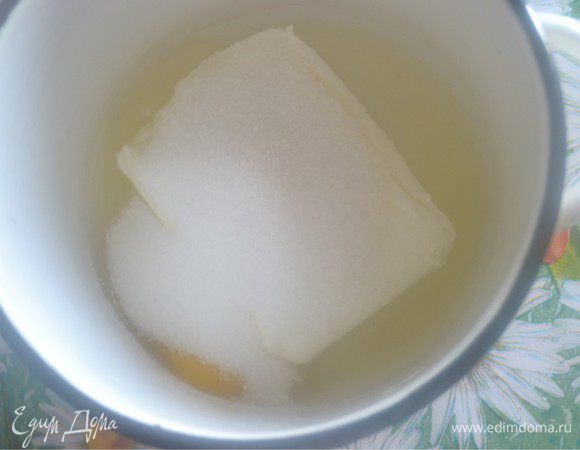 К яйцу и творогу добавить сахарный песок и ванилин. Все растереть.

