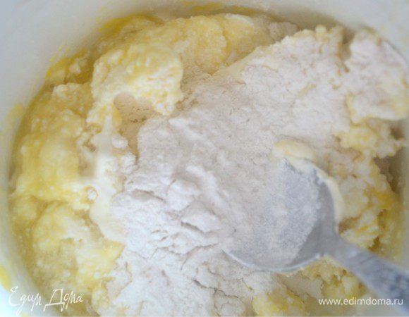 Творожно-яичной массе добавить просеянную муку и разрыхлитель.

