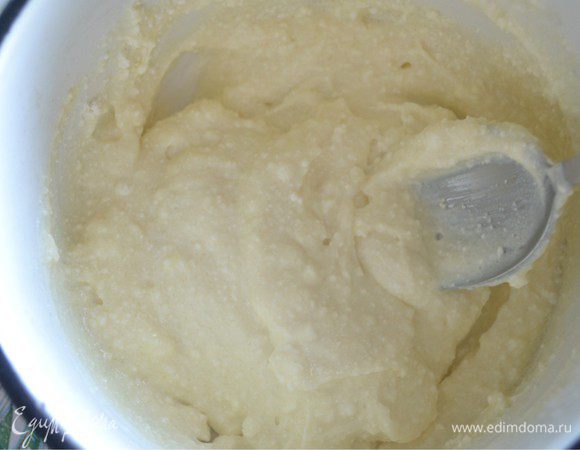 Замесить жидкое творожное тесто.
