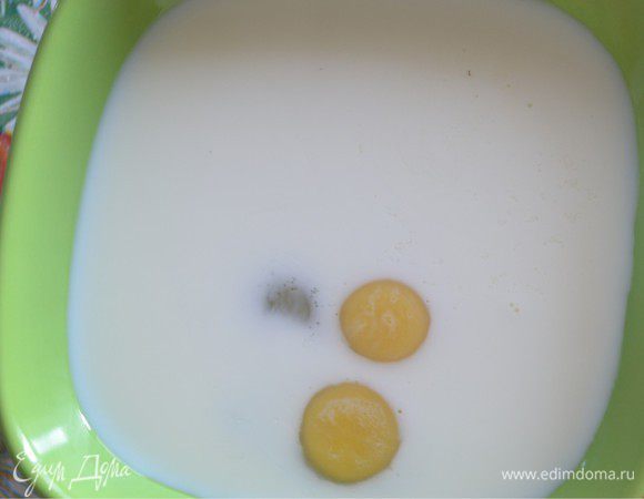 В миске взбить молоко и 2 яйца.