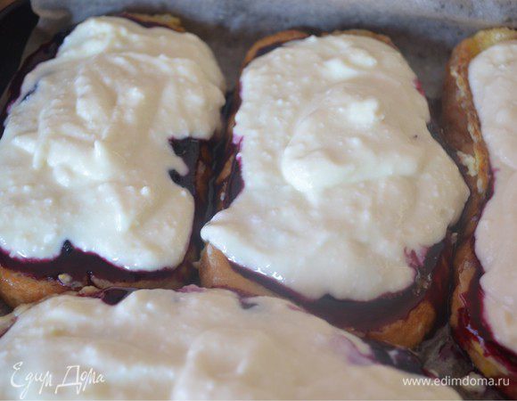 Далее на каждый кусочек выкладываем наше творожное тесто. Затем все наши "пироженки" отправляем в духовку, нагретую до 180 градусов на минут 15-20.