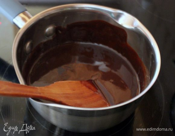 Отставить на время в сторону, пока шоколад не станет теплым.