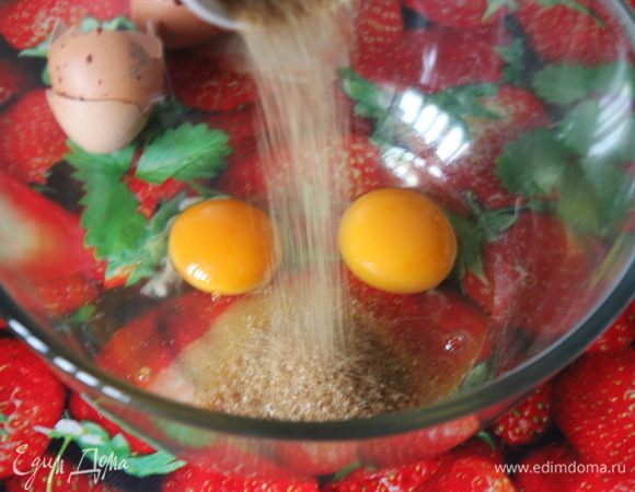 Я использовала коричневый сахар, как мне кажется, у него более насыщенный карамельный вкус.
