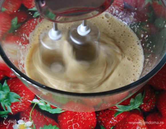 Яйца взбить с сахаром с помощью миксера на высоких оборотах 4-5 минут. 
