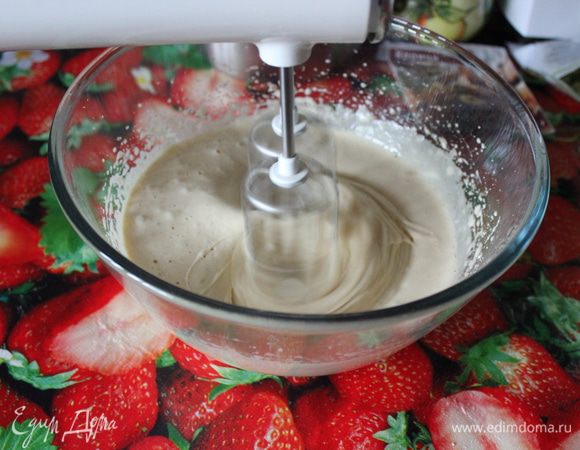 Взбивать до белой воздушной массы. 