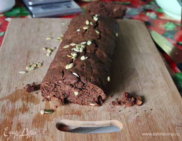 Форму для выпечки смазать небольшим количеством масла, выложить тесто. Выпекать в разогретой до 175С духовке около 40 минут. 