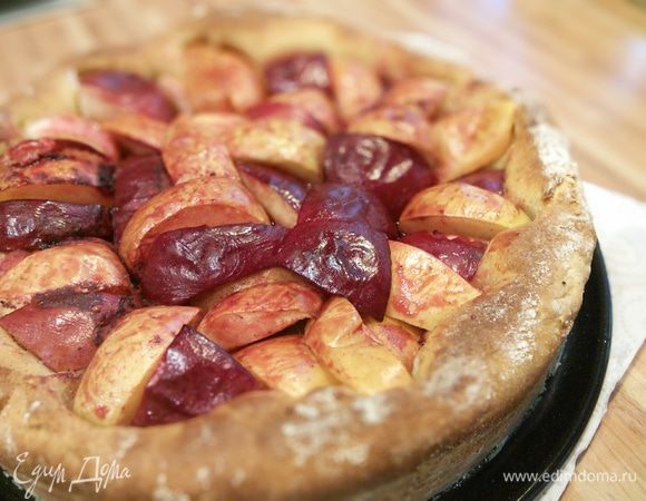 Пирогу дать короткое время остыть, затем извлечь из формы. Остывший пирог посыпать сахарной пудрой. Приятного аппетита! 